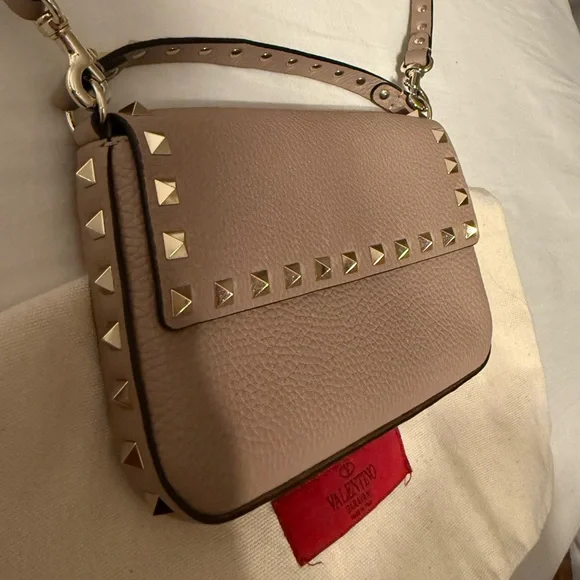 Valentino Garavani Rockstud Grainy Calfskin Pouch in Poudre Color Way. - Picture 3 of 9